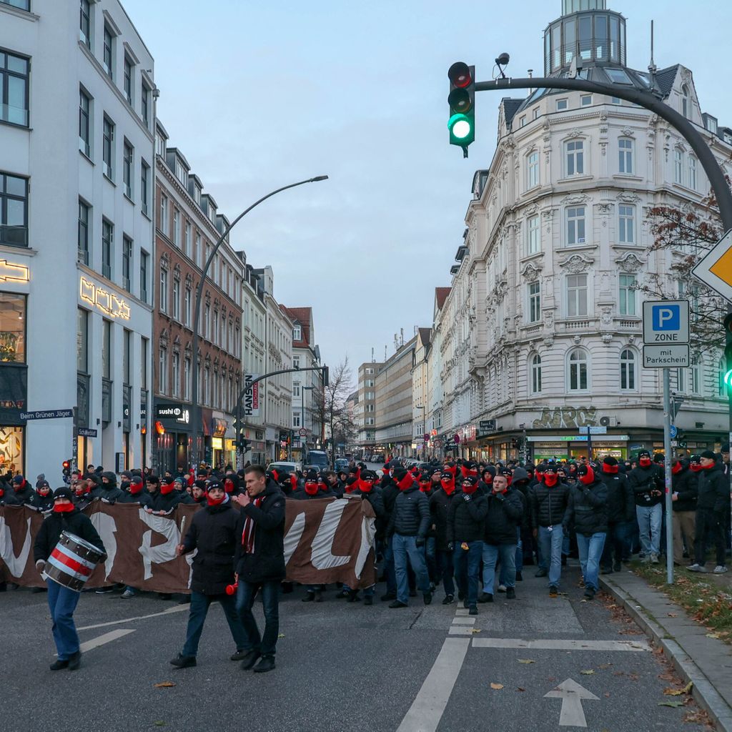 St. Paulis Fans trafen sich zum Marsch im Schanzenviertel.