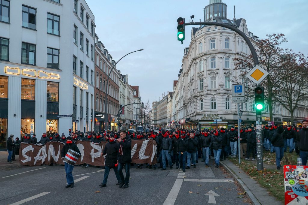 St. Paulis Fans trafen sich zum Marsch im Schanzenviertel.