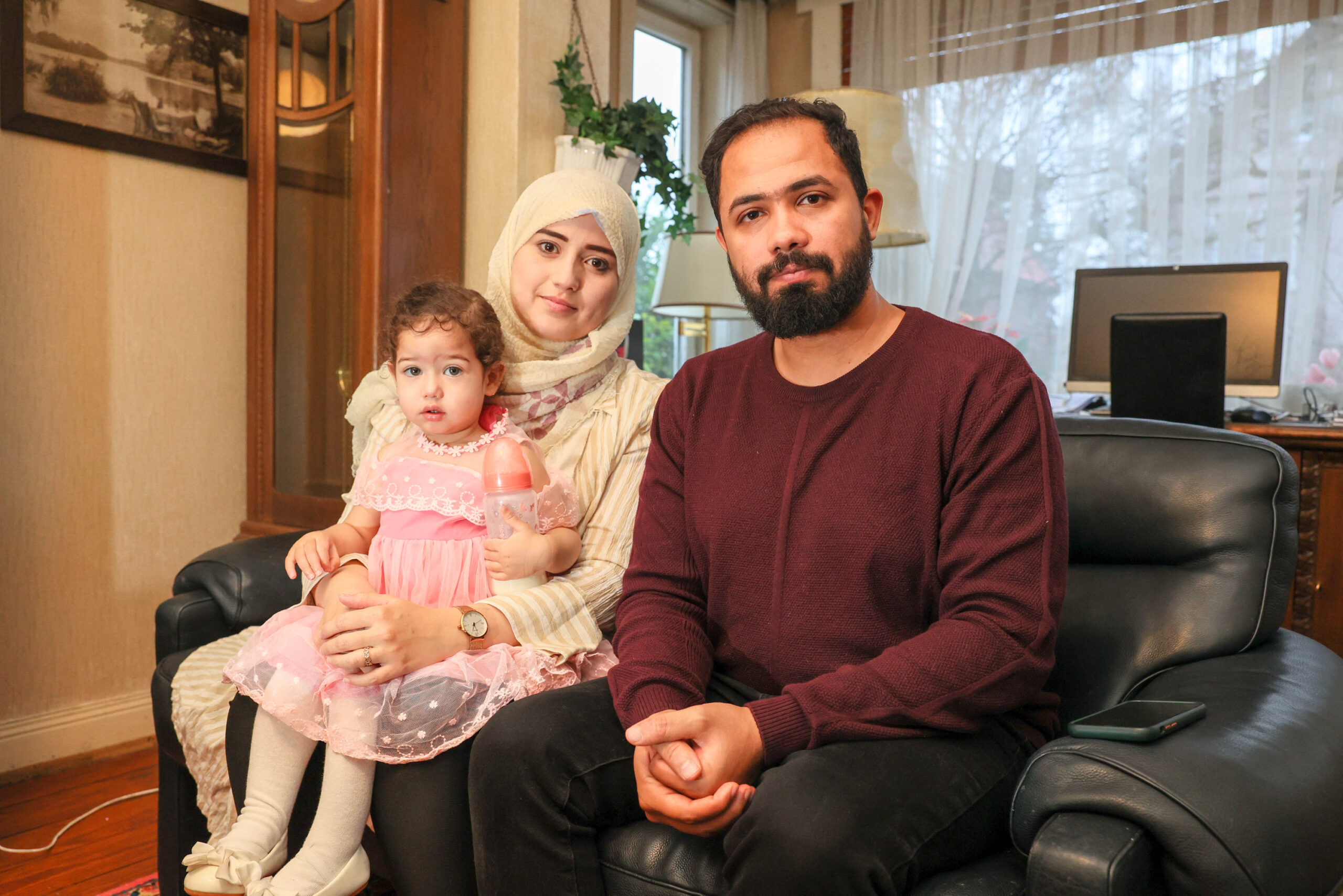 Abdullah Abdulrhman und seine Frauu Wijdan Mansiyah mit Tochter Aischa