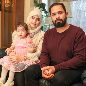 Abdullah Abdulrhman und seine Frauu Wijdan Mansiyah mit Tochter Aischa