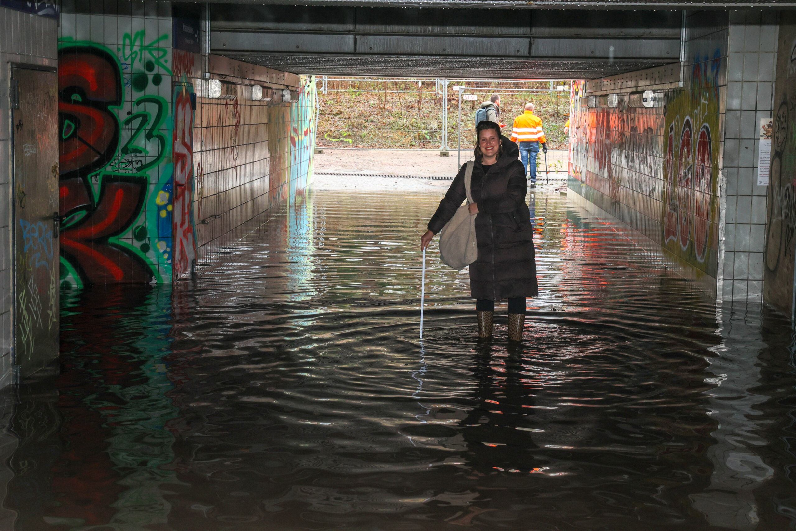 In der Unterführung am stillgelegten Wandsbeker Bahnhof steht seit Wochen das Wasser. Ann-Kathrin Bonz hat immer wieder versucht, die Verantwortlichen zu erreichen.