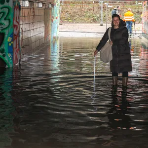 In der Unterführung am stillgelegten Wandsbeker Bahnhof steht seit Wochen das Wasser. Ann-Kathrin Bonz hat immer wieder versucht, die Verantwortlichen zu erreichen.