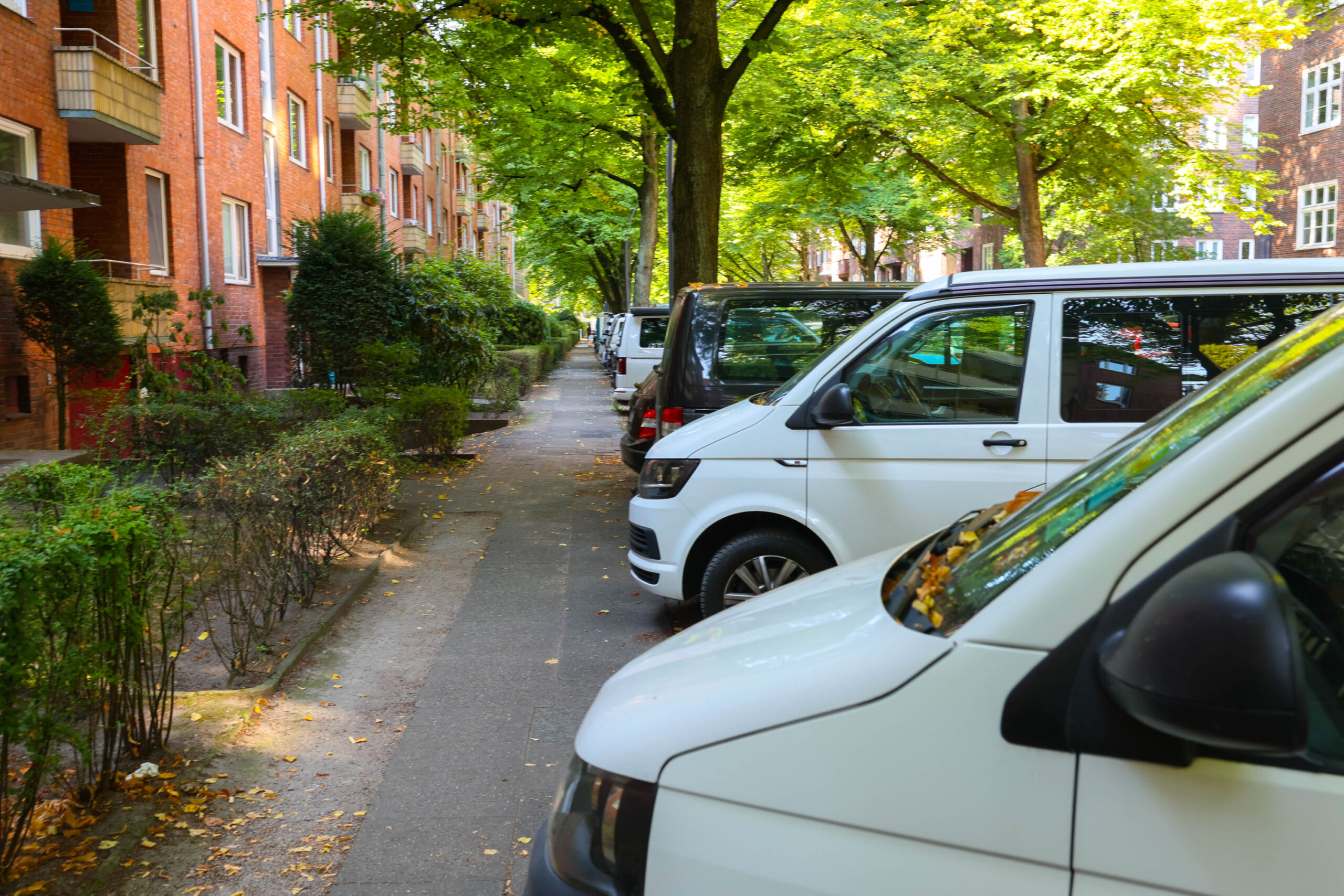 eine Reihe geparkter Autos in einem Wohngebiet: In Hamburg einen Parkplatz zu finden, wird immer schwieriger.