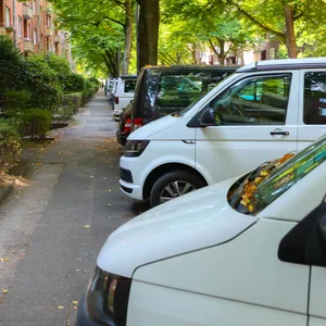 eine Reihe geparkter Autos in einem Wohngebiet: In Hamburg einen Parkplatz zu finden, wird immer schwieriger.