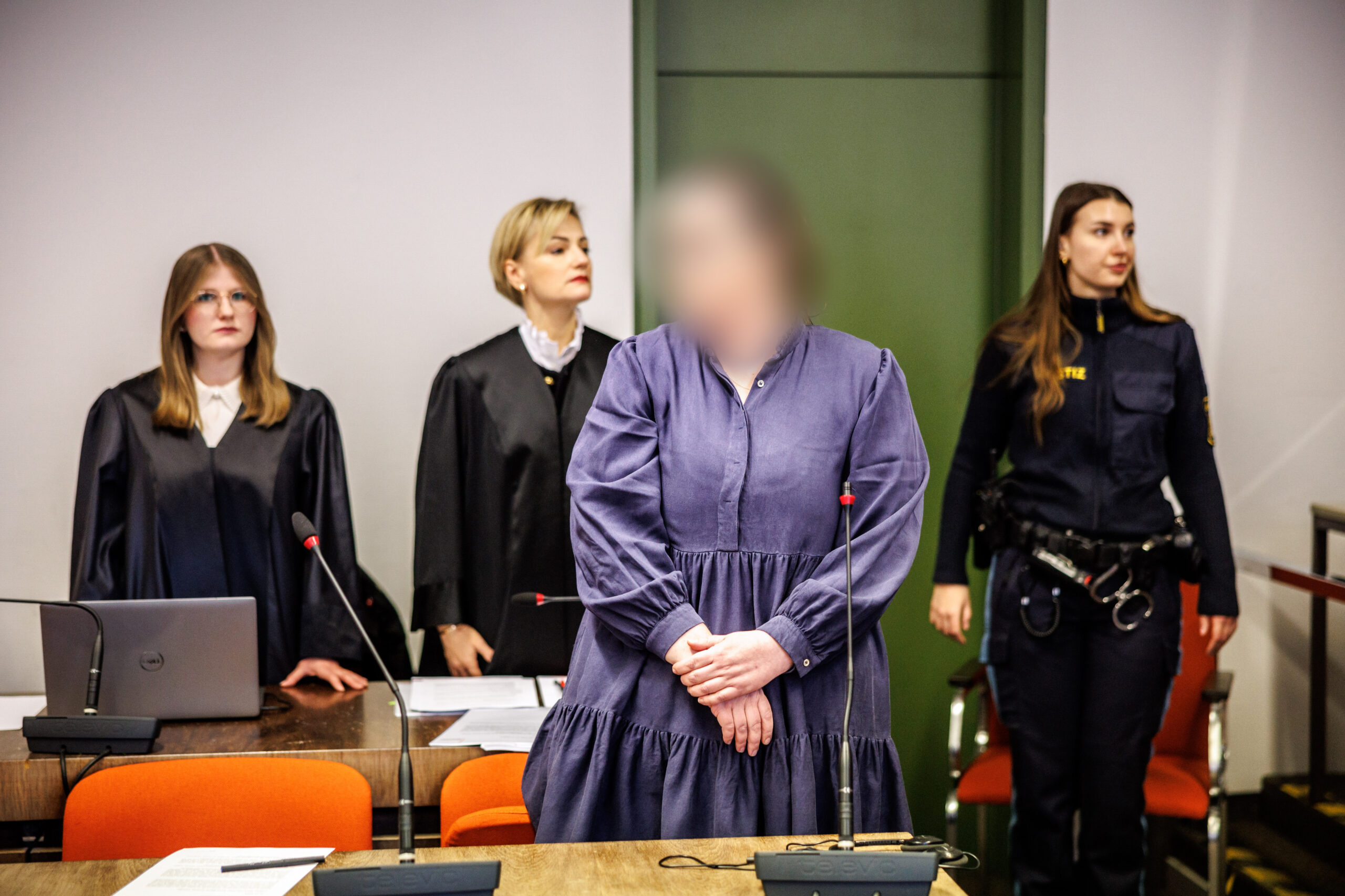 Die Angeklagte Andrea Tandler (2.v.r) mit ihren Anwältinnen im Gerichtssaal (Archivbild).