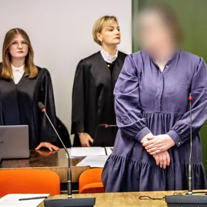 Die Angeklagte Andrea Tandler (2.v.r) mit ihren Anwältinnen im Gerichtssaal (Archivbild).