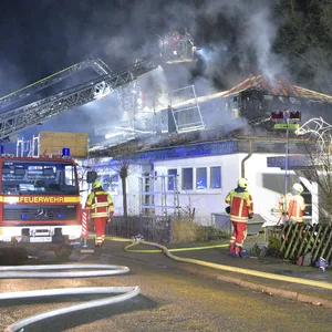 Die Feuerwehr musste das Dach öffnen, um an alle Glutnester zu gelangen.
