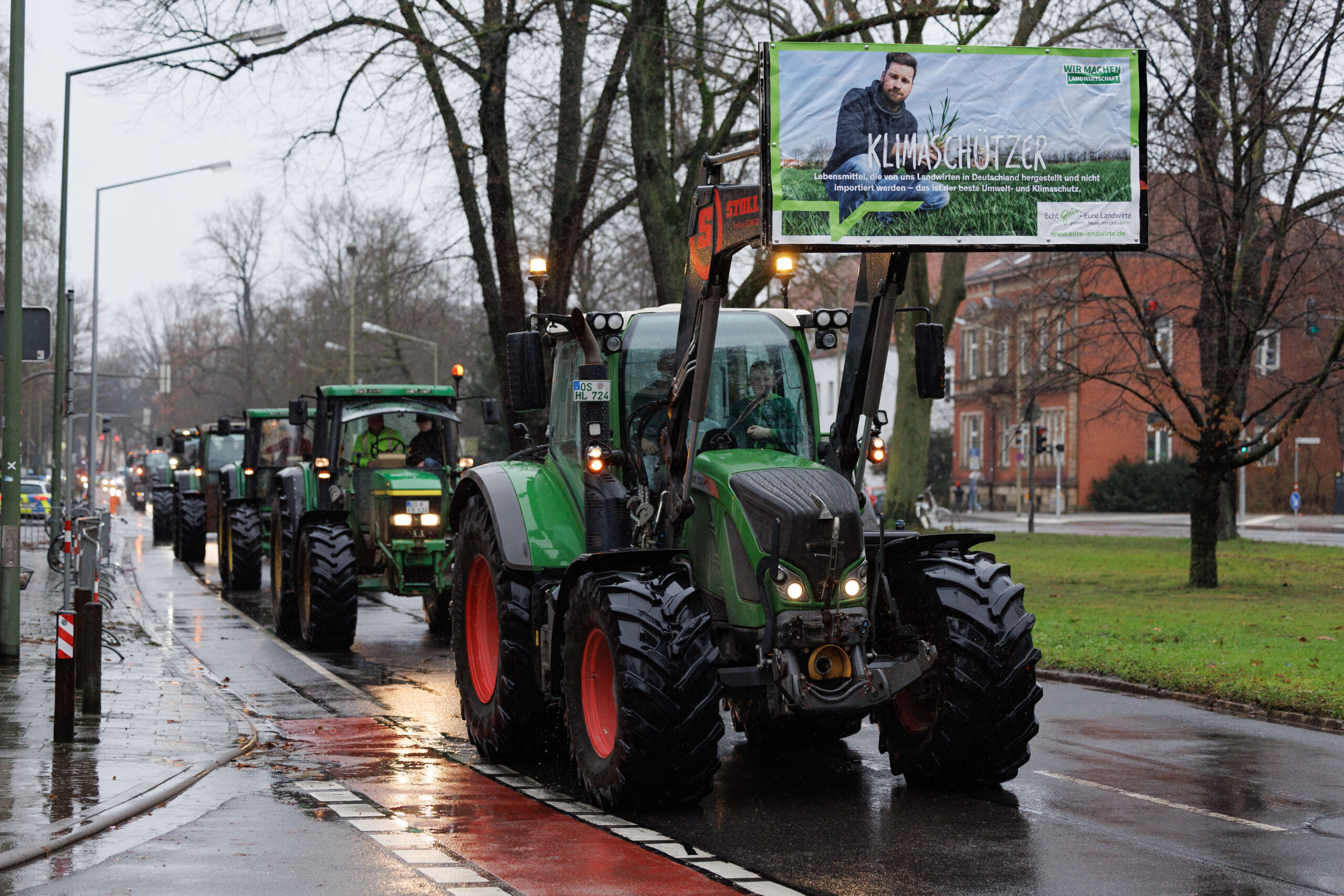 Landwirte blockieren mit ihren Traktoren den Osnabrücker Wallring.