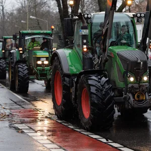 Landwirte blockieren mit ihren Traktoren den Osnabrücker Wallring.