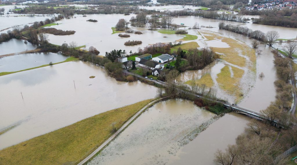 Hochwasser vom Fluss Leine sorgt für Überflutungen südlich von Hannover.