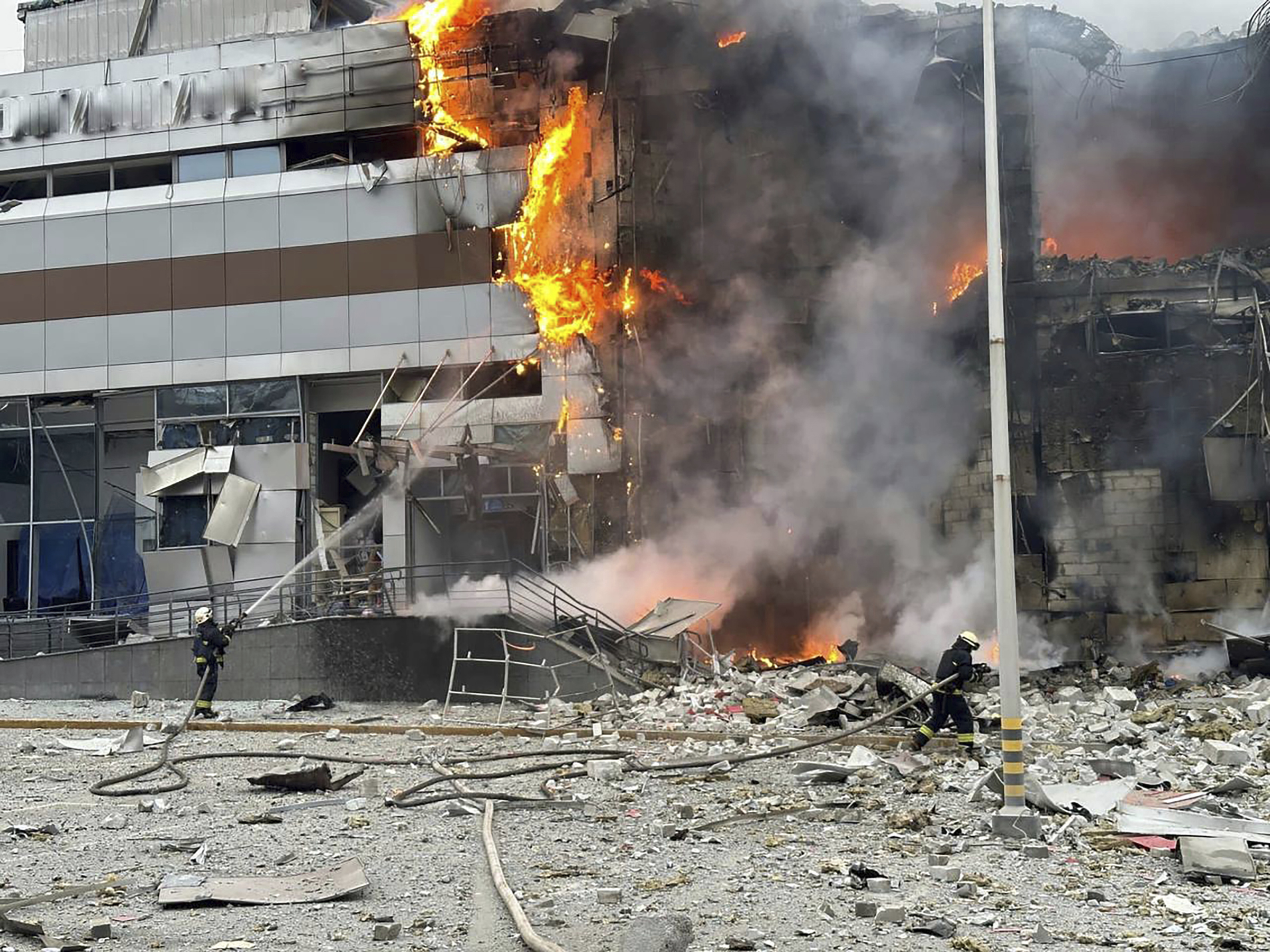 Die Feuerwehr versucht ein brennendes Gebäude in Kiew zu löschen.