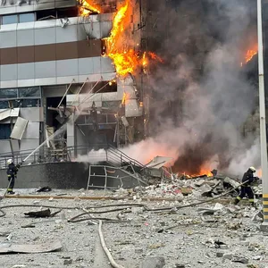 Die Feuerwehr versucht ein brennendes Gebäude in Kiew zu löschen.