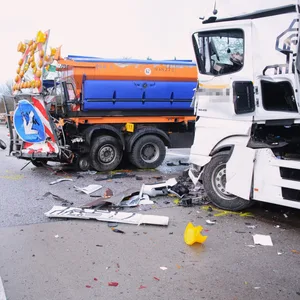 Auf der A24 bei Gudo ist ein Lkw am Freitag in ein Sicherungsfahrzeug gekracht.