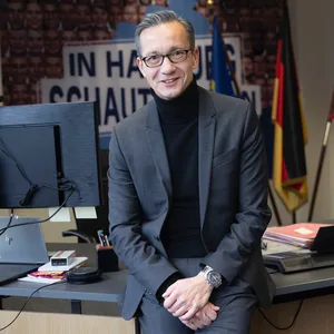 Hamburgs Polizeipräsident Falk Schnabel (54) in seinem Büro im Alsterdorfer Präsidium.