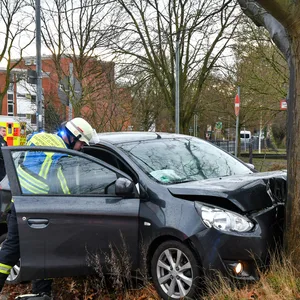 Der Wagen krachte frontal gegen einen Baum.
