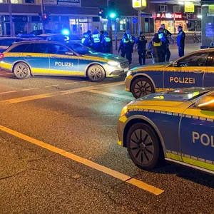 Polizisten am Tatort in Wandsbek.