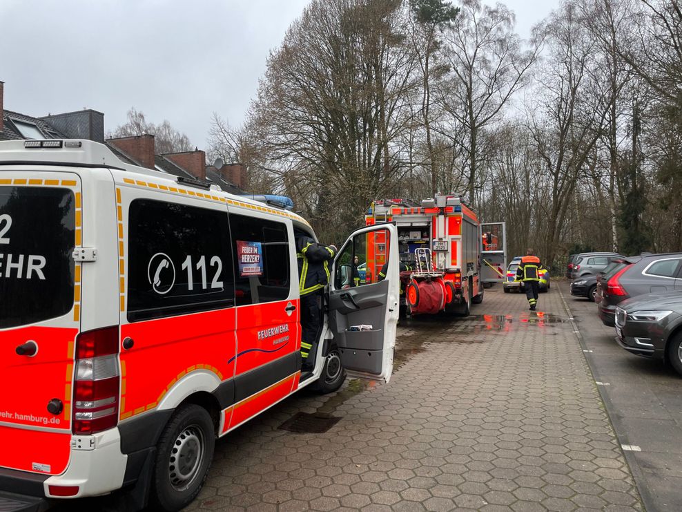 Feuerwehrkräfte am Fundort der Leiche.