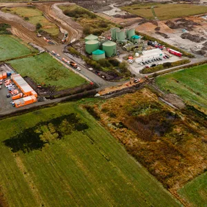 Eine stillgelegte Biogas-Anlage auf einer Baustelle im Kreis Dithmarschen. Hier soll die „Northvolt“-Batteriefabrik für Elektroautos entstehen.