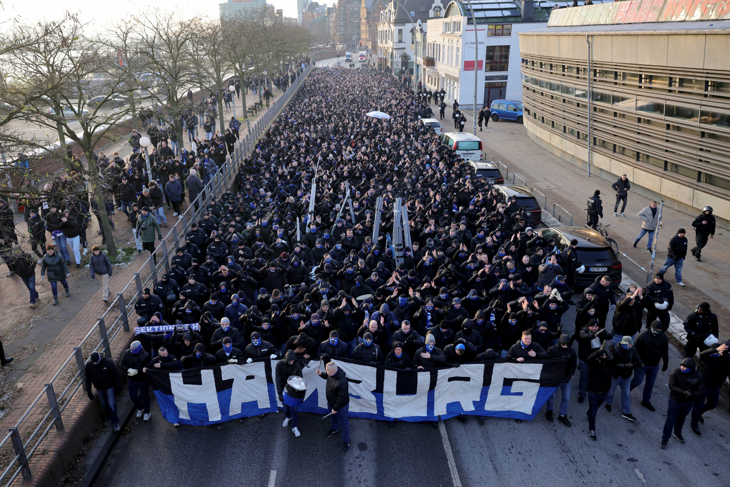 Die HSV-Fans zogen durch die St. Pauli Hafenstraße ans Millerntor.