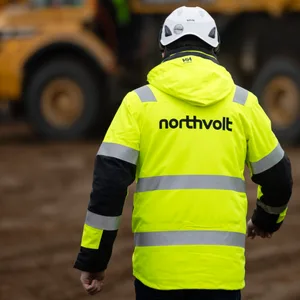 Zwei Mitarbeiter der Firma „Northvolt“ gehen über die Baustelle in Heide.