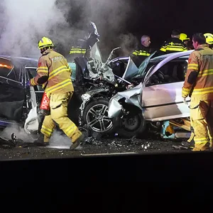 Hilfskräfte der Feuerwehr sind an der Unfallstelle beim Autobahnkreuz Hoevelaken östlich von Amsterdam im Einsatz.