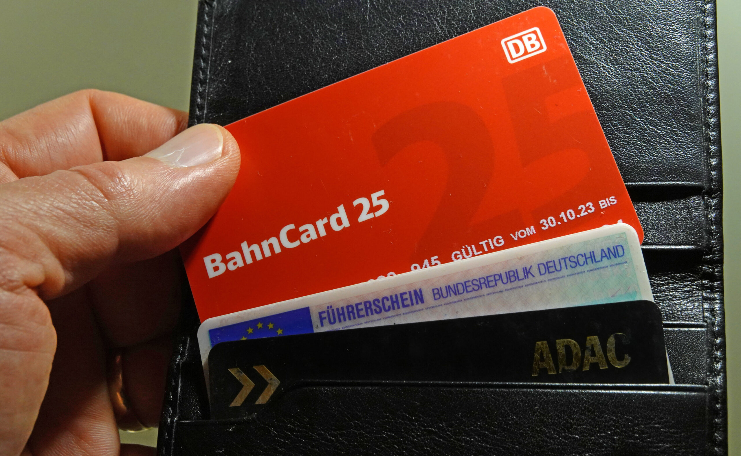 BahnCard 25: Die für Vielfahrer gedachten Bahncards sollen künftig nur noch digital vergeben werden.