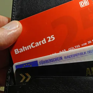 BahnCard 25: Die für Vielfahrer gedachten Bahncards sollen künftig nur noch digital vergeben werden.