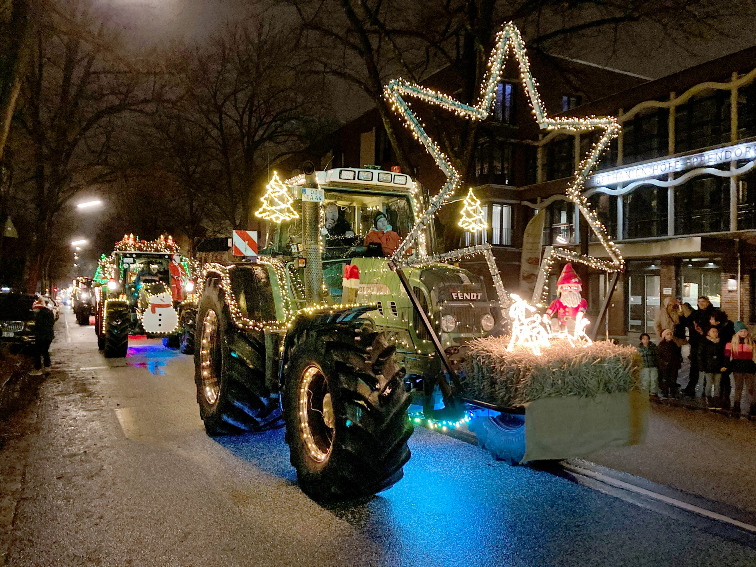 Mit 35 weihnachtlich geschmückten Traktoren waren die Landwirte unterwegs.