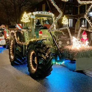 Mit 35 weihnachtlich geschmückten Traktoren waren die Landwirte unterwegs.