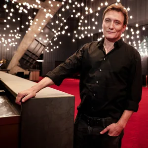 Oliver Masucci im Foyer des Mehr!-Theaters