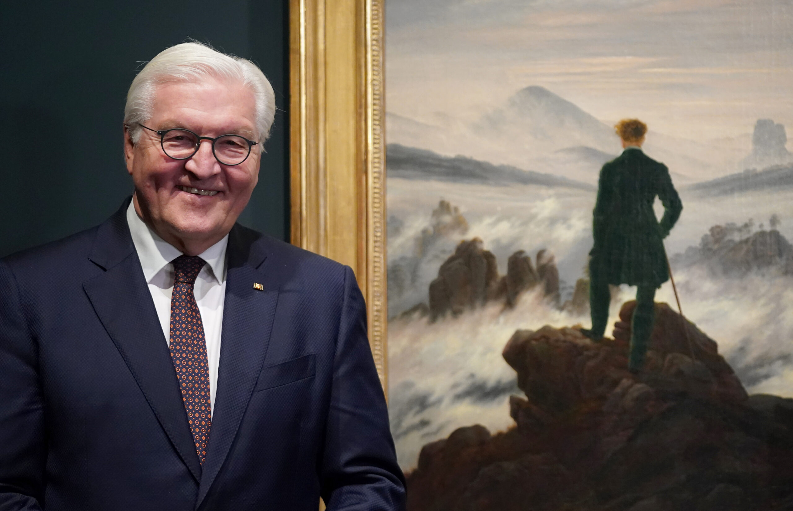 Rechts im Hintergrund das Gemälde, links davor lächelnd Steinmeier