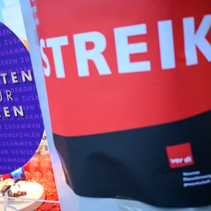 Ein Plakat der Gewerkschaft Verdi mit der Aufschrift «Streik» hängt während eines Streiks von Kaufhof- und Karstadt-Beschäftigten vor dem Schaufenster