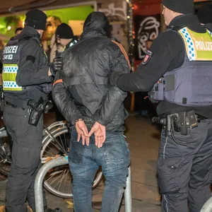 Polizisten nehmen den Dieb auf dem Hamburger Dom fest.