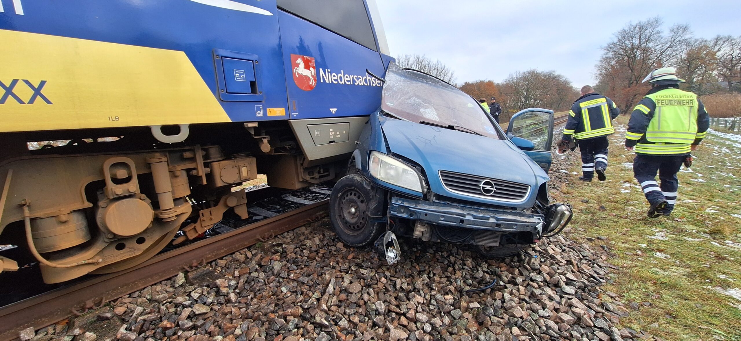 Der Opel wurde vom Zug noch über eine längere Strecke mitgeschleift.