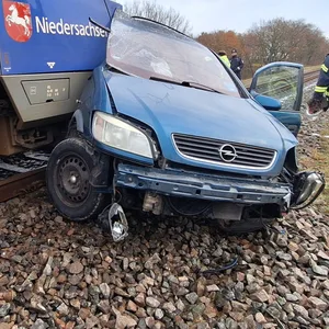 Der Opel wurde vom Zug noch über eine längere Strecke mitgeschleift.