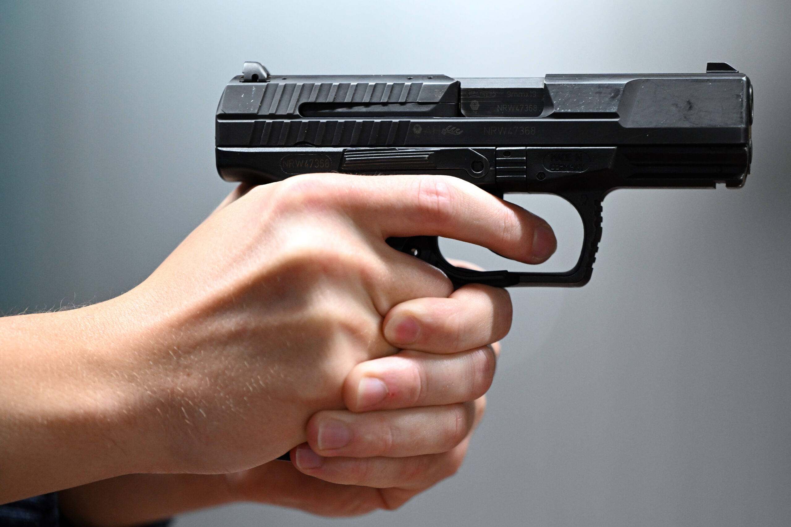 Bewaffneter Mann mit Pistole (Symbolbild).