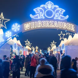 Der Weihnachtsmarkt „Weißer Zauber“ am Jungfernstieg in Hamburg (Archivbild).