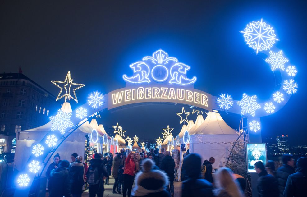 Der Weihnachtsmarkt „Weißer Zauber“ am Jungfernstieg in Hamburg (Archivbild).