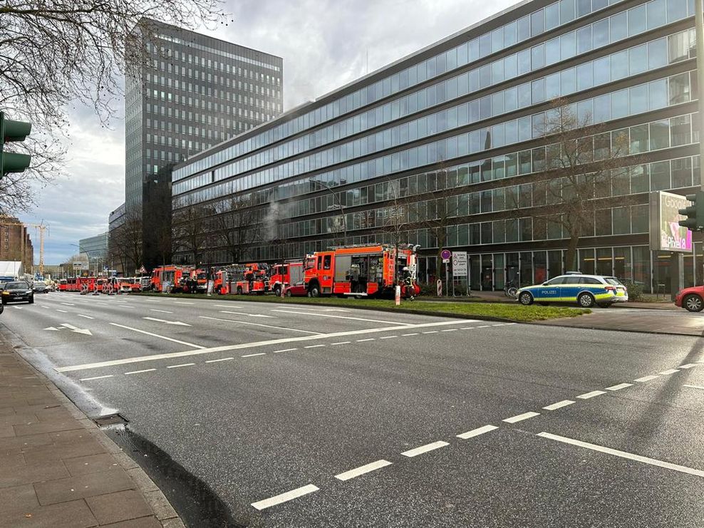 Feuerwehr und Polizei rückten mit einem Großaufgebot zum Adina Hotel in der Altstadt.