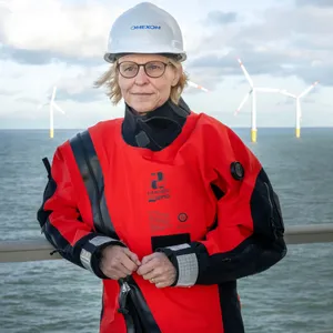 Irina Lucke, Geschäftsführerin von Omexom Renewable Energies Offshore, auf der Umspannplattform des Offshore-Windparks Riffgat.