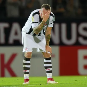 Marvin Knoll vom FC St. Pauli fast sich enttäusch an den Kopf