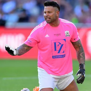 Tim Wiese im pinken Torwart-Trikot beim Abschiedsspiel von Per Mertesacker.