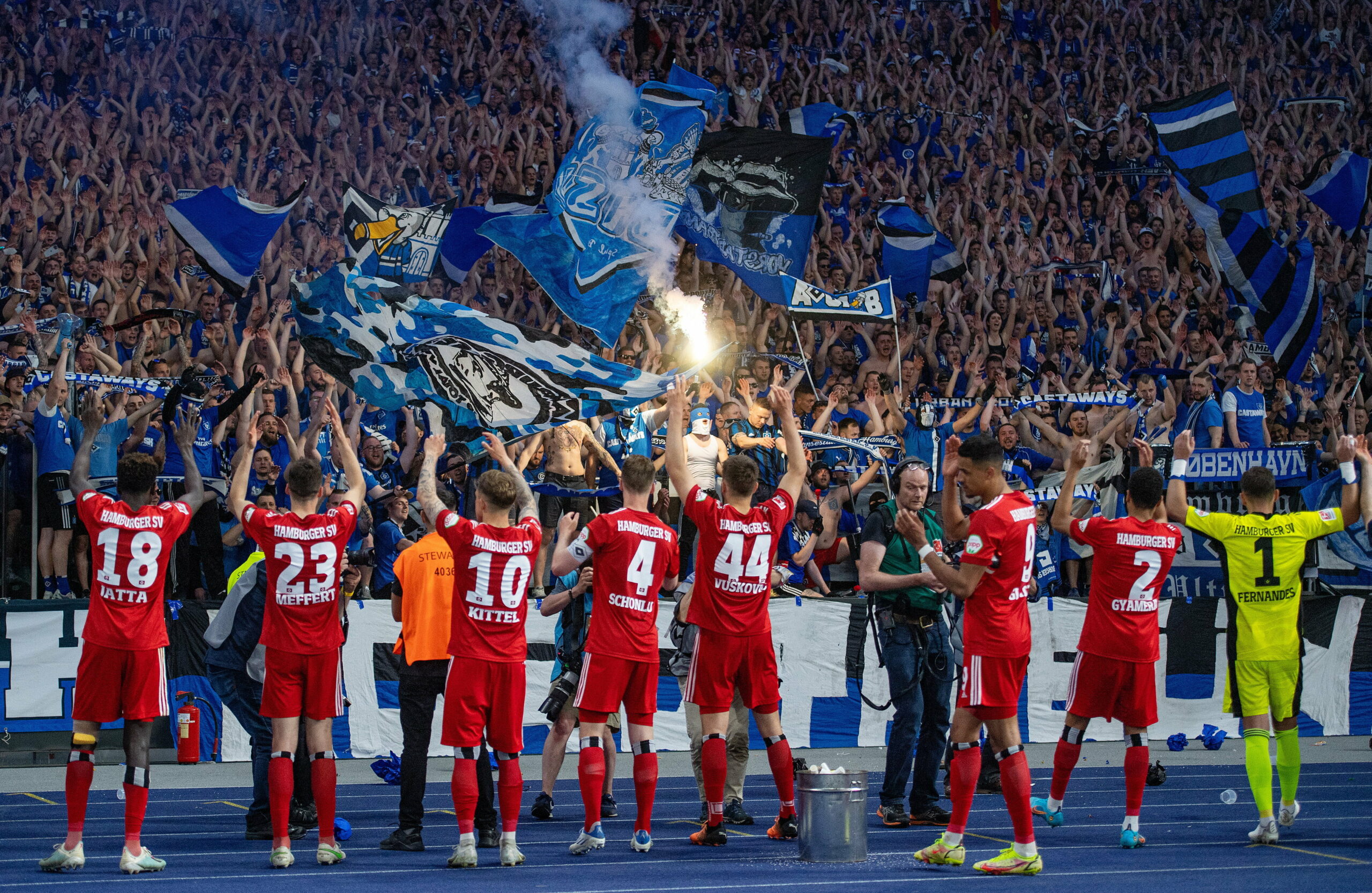 HSV-Fans feiern Mannschaft