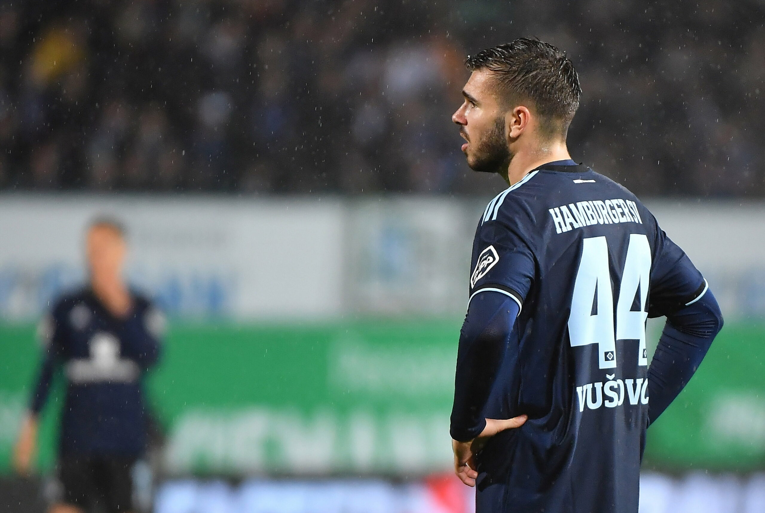 HSV-Verteidiger Vuskovic mit den Armen an den Hüften im Spiel gegen Fürth