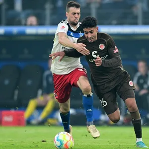 Jonas Meffert und Elias Saad im Zweikampf
