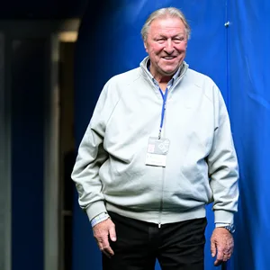 Horst Hrubesch marschiert durch das Volksparkstadion