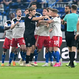Rudel-Bildung im Relegations-Rückspiel zwischen dem HSV und dem VfB Stuttgart