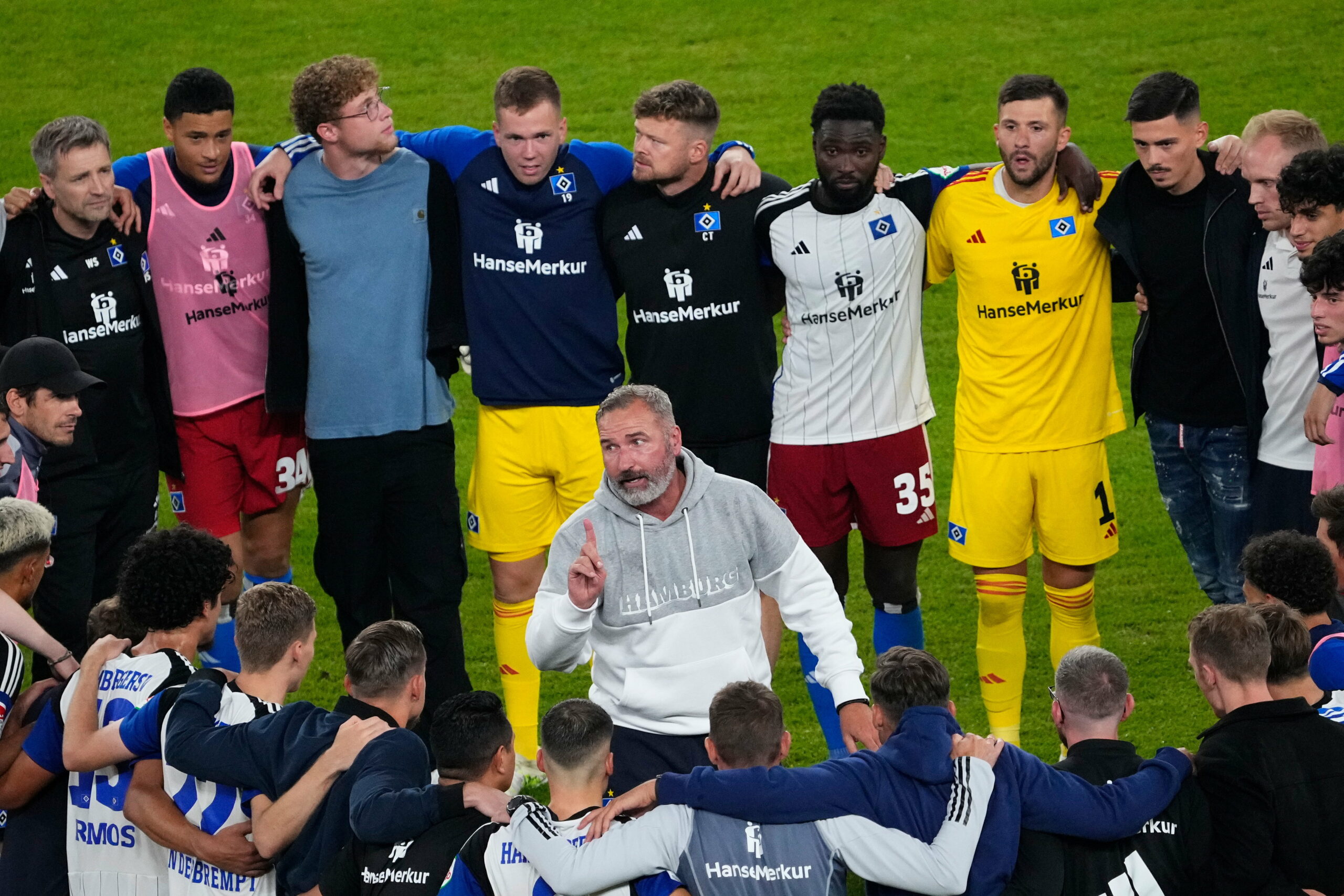 HSV-Trainer Tim Walter beschwört seine Profis. Nach der Rückrunde muss die Mannschaft deutlich stabiler werden, um das Ziel Aufstieg erreichen zu können.