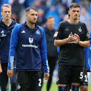 Levin Öztunali und Dennis Hadzikadunic bedanken sich enttäuscht bei den HSV-Fans