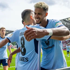 Robert Glatzel jubelt im Pokal